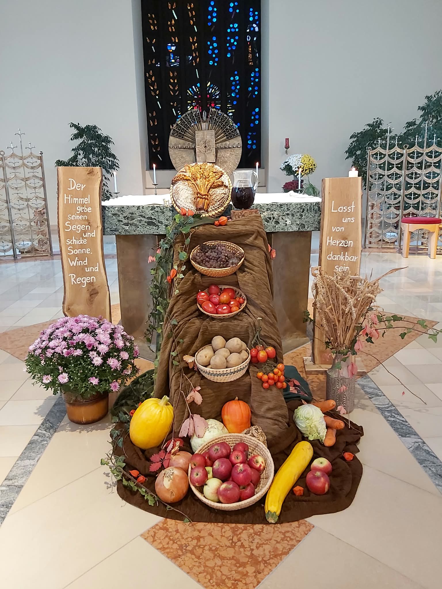 Erntealtar in der Klosterkirche Neustift
